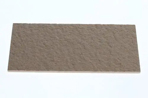 Braune Isolierplatte mit strukturierter Oberfläche, hergestellt von Bosch, zur Verwendung in Dämmungsanwendungen.